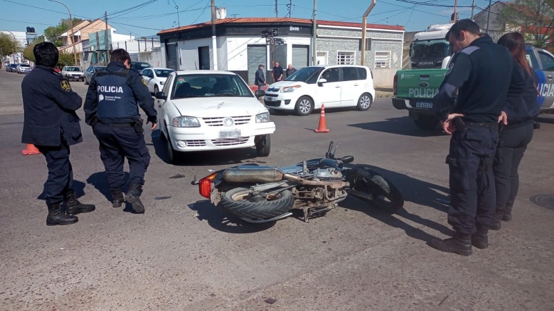 Fuerte choque entre un auto y una moto: un hombre herido